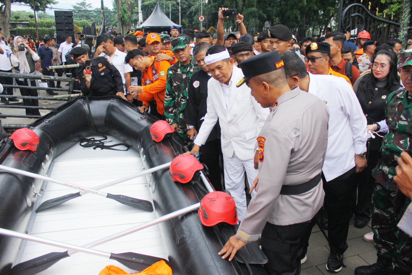 Gubernur Jabar Dedi Mulyadi bersama Kapolda Jabar Irjen Pol Rudi Setiawan meninjau perlengkapan penanganan bencana saat Apel Gelar Pasukan Siaga Tanggap Bencana Polda Jabar Tahun 2025, di depan Gedung Sate, Jalan Diponegoro, Kota Bandung, Rabu (5/11/2025). Foto: Edi Yusuf