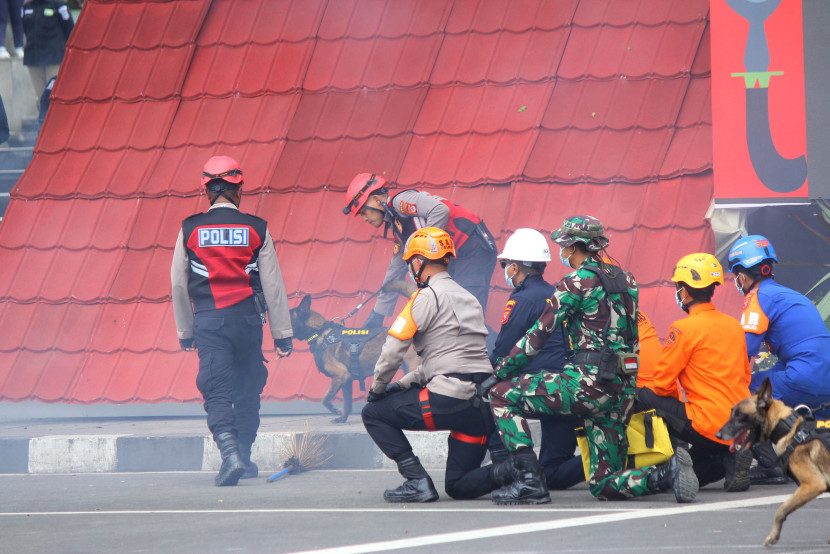 Simulasi penanganan bencana saat Apel Kesiapsiagaan Tanggap Darurat Bencana di Jalan Diponegoro, Kota Bandung, Rabu (5/11/2025). Foto: Edi Yusuf