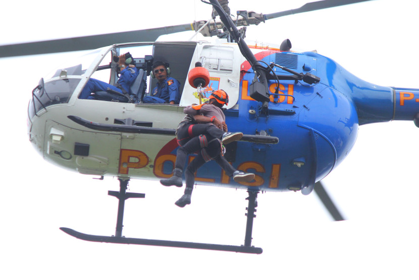 Simulasi penanganan bencana saat Apel Kesiapsiagaan Tanggap Darurat Bencana di Jalan Diponegoro, Kota Bandung, Rabu (5/11/2025). Foto: Edi Yusuf