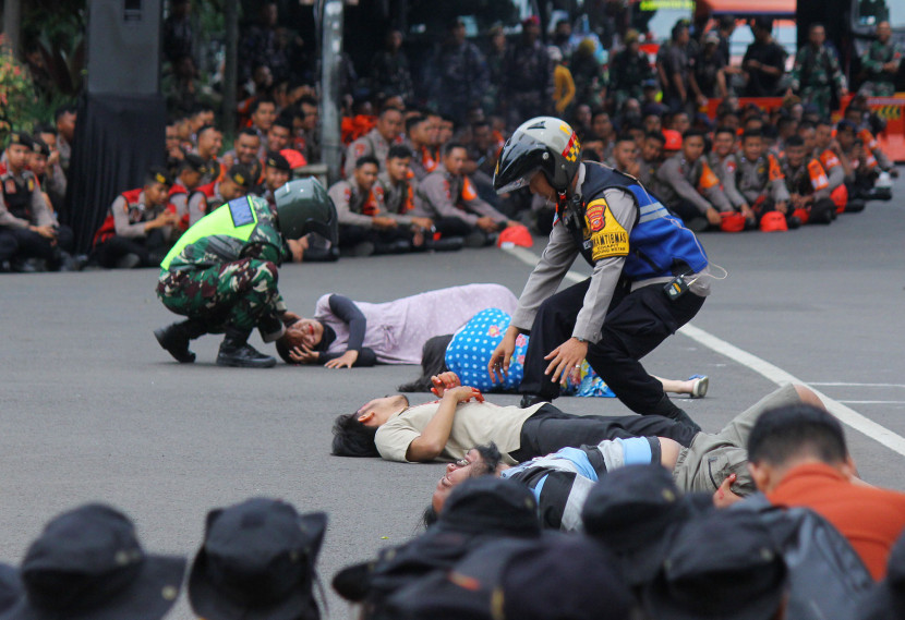 Simulasi penanganan bencana saat Apel Kesiapsiagaan Tanggap Darurat Bencana di Jalan Diponegoro, Kota Bandung, Rabu (5/11/2025). Foto: Edi Yusuf