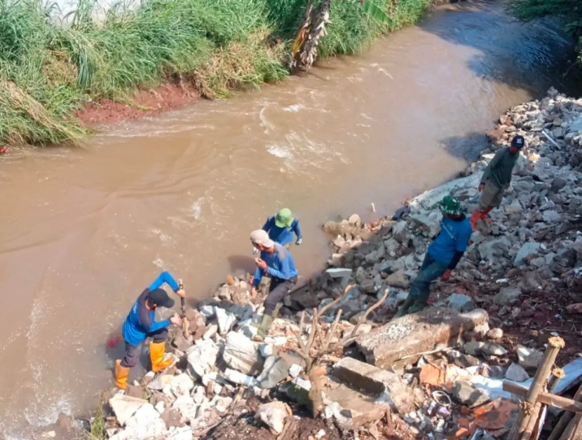 Satgas Dinas PUPR Kota Depok tangani longsor setinggi 4 meter di Kali Caringin RT 04 RW 01 Kelurahan Bedahan, Kecamatan Sawangan, Rabu (05/11/2025). (Foto: Dol Dinas PUPR Kota Depok) 
