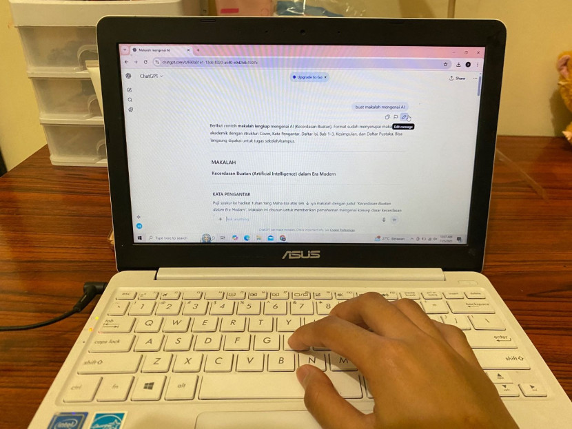 Mahasiswa menggunakan AI untuk mengerjakan tugas.
