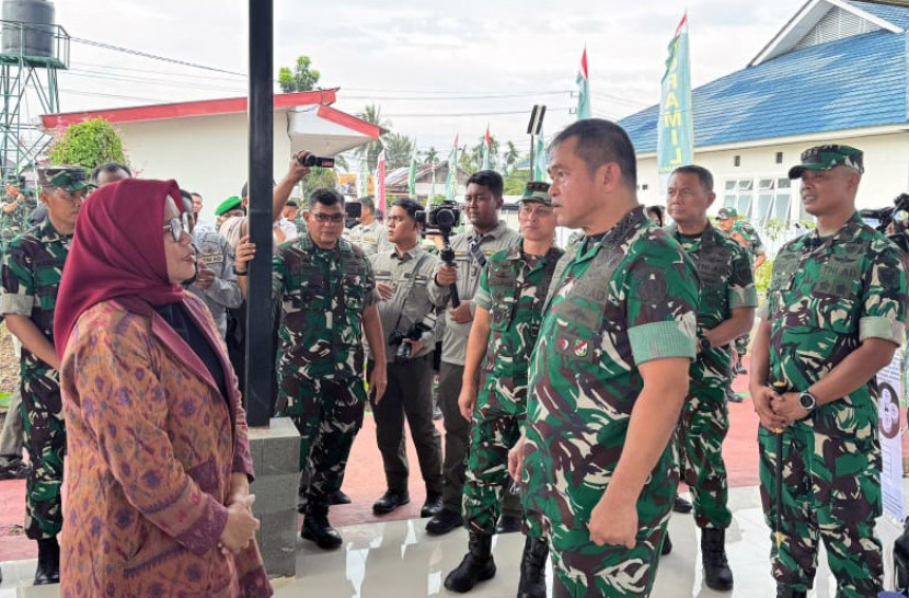 Martha Aznury Kepala Pusat Penelitian dan Pengabdian kepada Masyarakat (P3M) Polsri memberi penjelasan kepada Kasad Maruli Simanjuntak. (FOTO: Dok. Polsri)