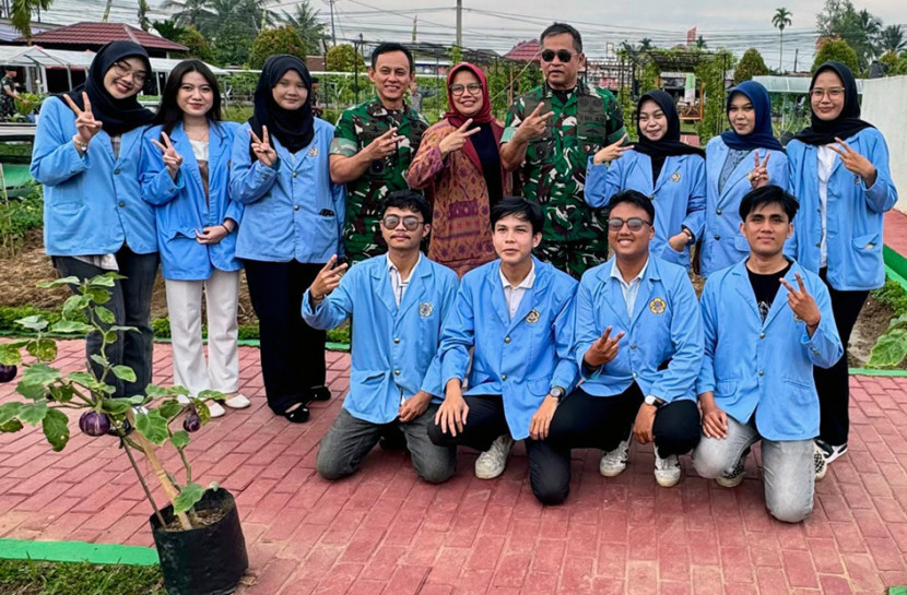 Kasad dan Pangdam Sriwijaya bersama pada mahasiswa Politeknik Negeri Sriwijaya yang unjuk inovasi. (FOTO: Dok. Polsri)