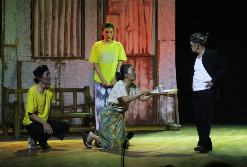 Adegan sandiwara Sunda 'Pernikahan Dini' di Gedung Rumentang Siang, Kota Bandung. Foto: Edi Yusuf