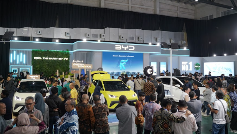 Suasana pameran di both BYD di GIIAS Makassar. dok BYD