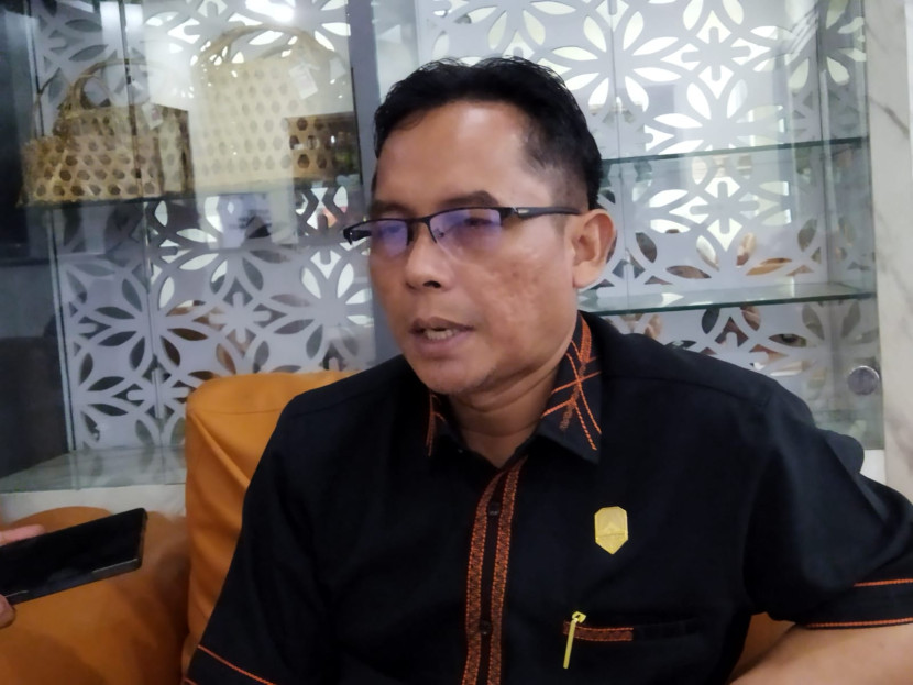 Ketua Komisi III DPRD Majalengka, Iing Misbahudin paparkan hasil sidak di dua instansi daerah. (Foto: Dok Eko Widiantoro)