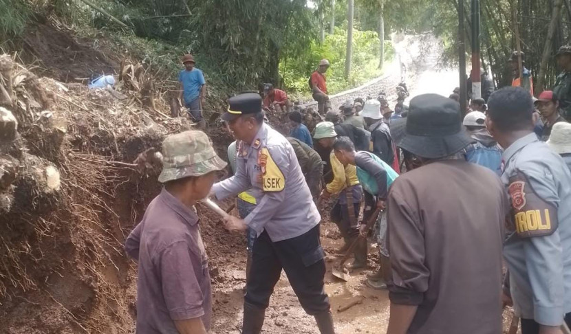 Pasca Bencana Tanah Longsor di Jembatan Cinangsi, Polsek Sukawening Garut Lakukan Kerja Bakti