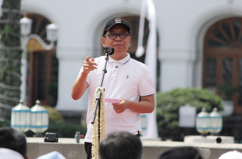 Menteri PMK Pratikno menyampaikan sambutan saat acara Abdi Nagri Nganjang ka Warga, di depan Gedung Sate, Kota Bandung, Jumat (7/11/2025). Foto: Edi Yusuf