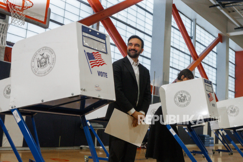Calon walikota New York Zohran Mamdani dan istri memberikan suara di tempat pemungutan suara pada Selasa, 4 November 2025, di New York. (FOTO: AP Photo/ Olga Fedorova)