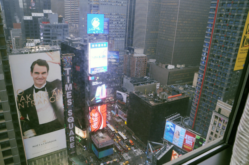 Tempat ikonik Time Square yang dipenuhi papan iklan digital raksasa, studio TV, bioskop, dan toko-toko global dilihat dari jendela kamar hotel Marriott Marquis. (FOTO: Maspril Aries).
