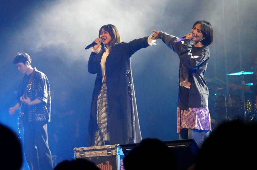 Grup musik Vierratale tampil pada konser Livin’ Fest 2025 di Trans Convention Centre, Kota Bandung, Sabtu (25/10/2025). Foto: Edi Yusuf