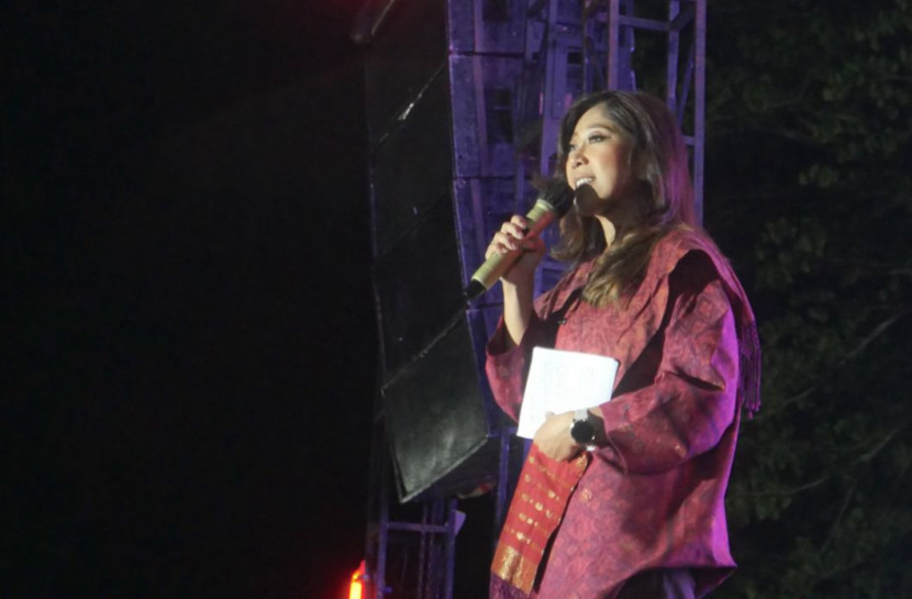 Menteri Komunikasi dan Digital (Kemkomdigi) Meutya menghadiri Pertunjukan Rakyat (Petunra) bertajuk “PP Tunas, Wujud Semangat Hari Pahlawan di Era Digital” di Lapangan Sepak Bola Desa Firdaus, Kecamatan Sei Rampah, Kabupaten Serdang Bedagai (Sergai), Sabtu (8/11/2025). (Foto: Kemenkomdigi) 