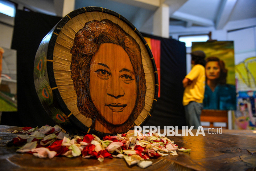 Karya seni yang dipamerkan di Museum Barli, Bandung, Jawa Barat, Selasa (5/11/2024). Pameran lukisan menampilkan 20 karya untuk mengenang seniman legendaris W.S. Rendra. (FOTO : Antara/Raisan Al Farisi)