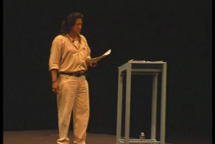 WS Rendra baca puisi. (FOTO: commons.wikimedia.org)