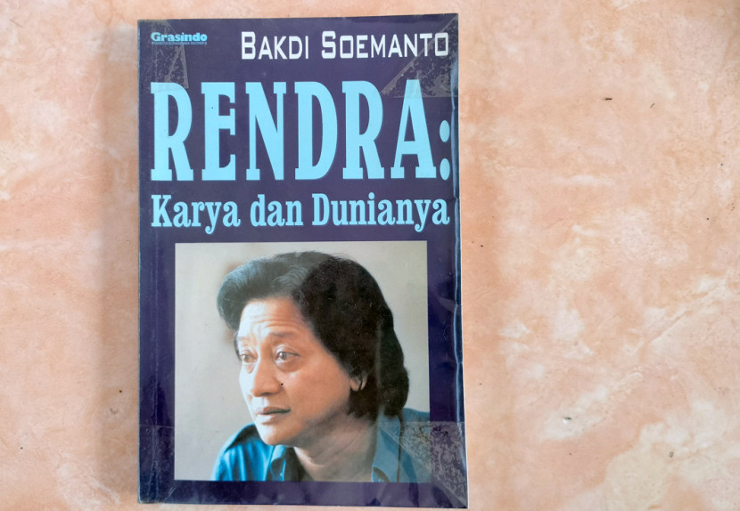Buku tentang Rendra yang ditulis Bakdi Soemanto. (FOTO: Maspril Aries)