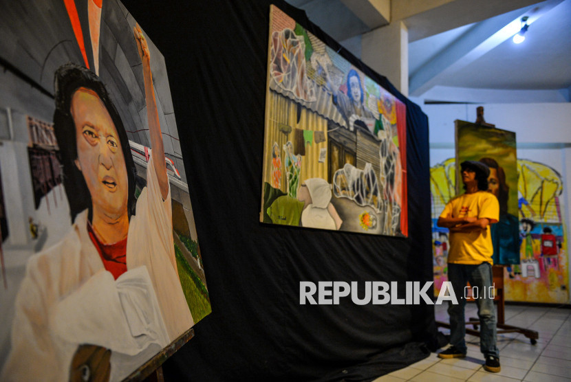 Karya seni yang dipamerkan di Museum Barli, Bandung, Jawa Barat, Selasa (5/11/2024). Pameran lukisan menampilkan 20 karya untuk mengenang seniman legendaris W.S. Rendra. (FOTO : Antara/Raisan Al Farisi)