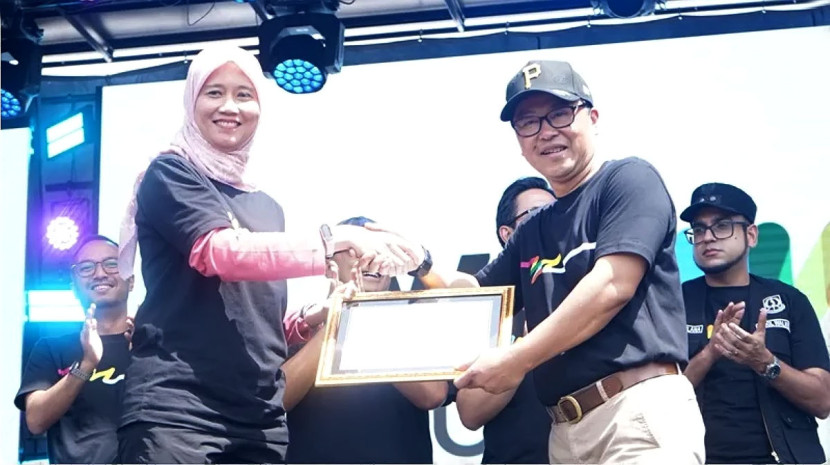 Penyerahan sertifikat Karisma Event Nusantara (KEN) dari Kementerian Pariwisata RI kepada Pemprov Jabar. Sertifikat tersebut diterima oleh Kepala Dinas Pariwisata dan Kebudayaan Provinsi Jawa Barat Iendra Sofyan. Foto: Disparbud Jabar