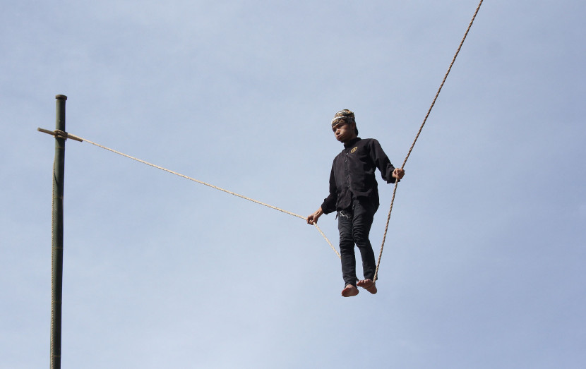 Atraksi kesenian Lais dari Kasepuhan Sinar Resmi pada acara West Java Festival 2025, di Kiara Artha Park, Kota Bandung, Ahad (9/11/2025). Foto: Edi Yusuf