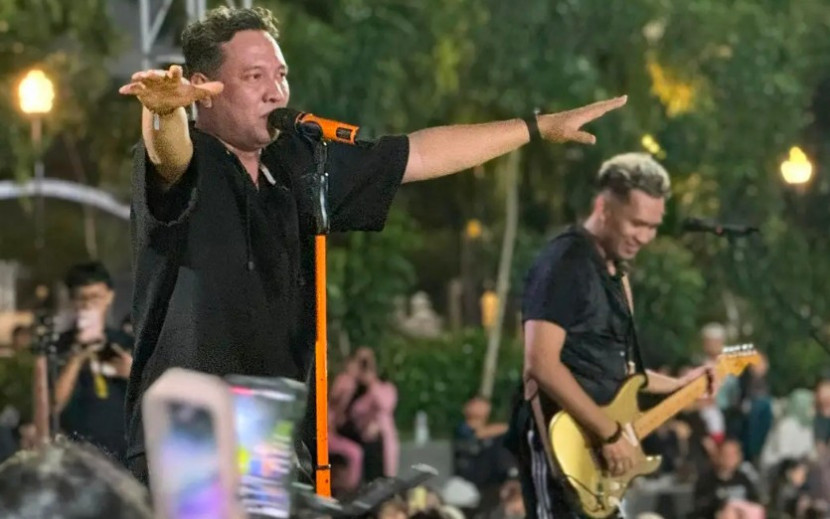 Aksi vokalis band Bagindas di penutupan Depok Literacy Fest 2025, Sabtu (08/11/2025). (Foto: Dok Diskominfo Kota Depok) 