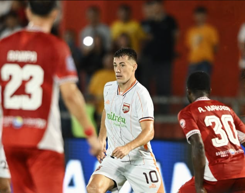 Mesin gol Pesut Etam, Mariano Peralta diapit dua pemain lawan. (MO Borneo FC)