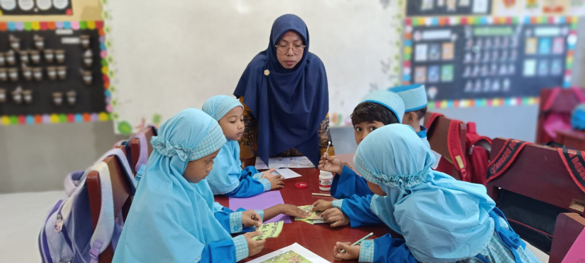 Murid-murid sedang asyik belajar di Madrasah Islam Terpadu (MIT) Nurul Falah, Masohi, Maluku Tengah, Maluku, Rabu. (29/10/2025). Foto : subroto