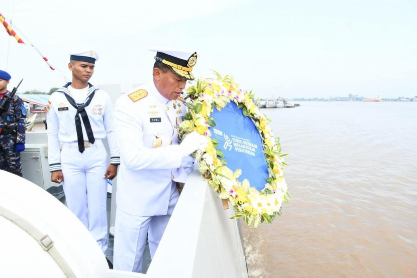 Upacara tabur bunga di KRI Sembilang-850 dan Dermaga Satrol Kodaeral XII, Pontianak. TNI
