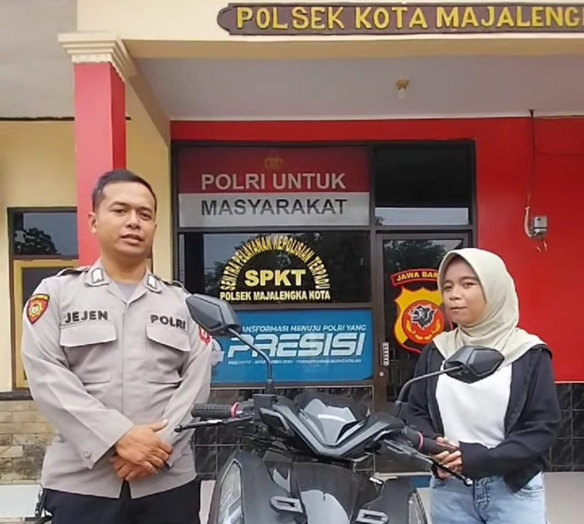 Senyum sumringah EJ korban penipuan saat motornya berhasil ditemukan oleh anggota Polsek Majalengka Kota. (Foto: Dok Humas Polsek Majalengka Kota)