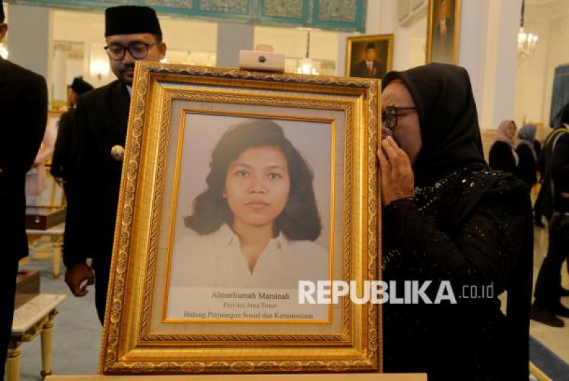 Keluarga menangis di dekat foto almarhumah Marsinah seusai pemberian gelar pahlawan nasional di Istana Negara, Jakarta, Senin (10/11/2025). Presiden Prabowo Subianto menganugerahkan gelar pahlawan nasional ke 10 tokoh, termasuk Marsinah. Foto: Republika/Edwin Putranto