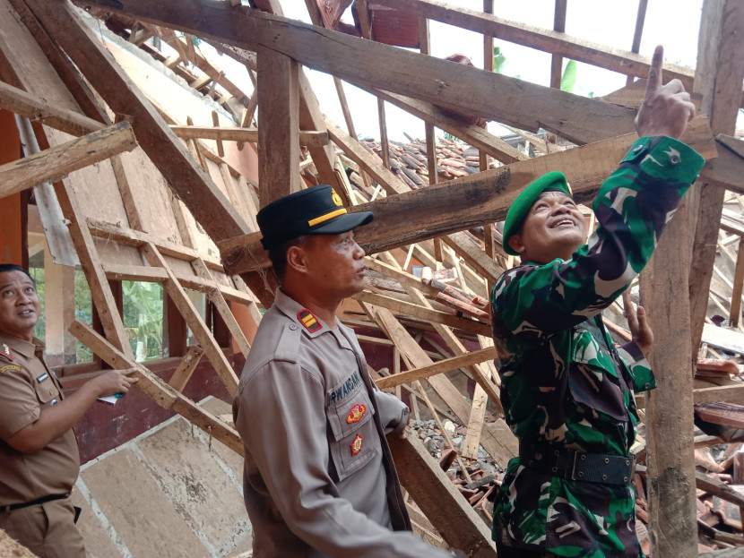 Kapolsek Cibalong, Iptu Irwandani lakukan pengecekan TKP ambruknya atap ruang kelas SDN 1 Najaten Kecamatan Cibalong. (Foto: Dok Ridwan)