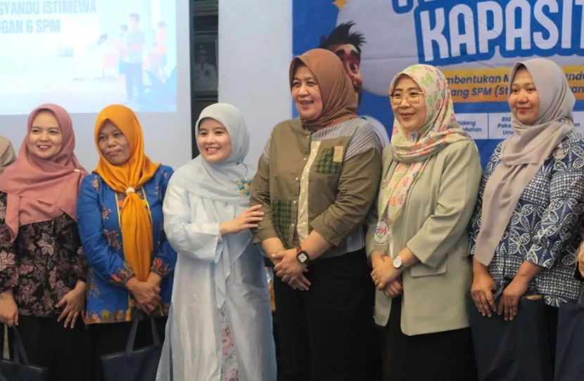 Ketua TP Posyandu Kota Depok, Siti Barkah Hasanah (tiga dari kiri) bersama Kepala Bidang KPPM DPMD Provinsi Jawa Barat, Lisa Avianty saat kegiatan Peningkatan Kapasitas Pembentukan Model Posyandu Istimewa Enam Bidang SPM di Aula BJB Kota Depok, Selasa (11/11/2025). (Foto: Diskominfo Kota Depok)
