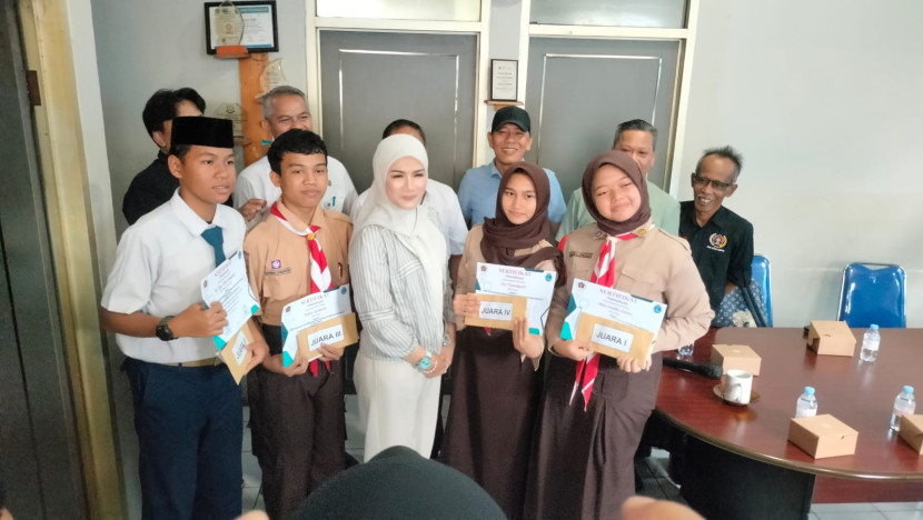 Wakil Ketua DPRD Kota Depok, Yeti Wulandari berfoto bersama pemenang. 