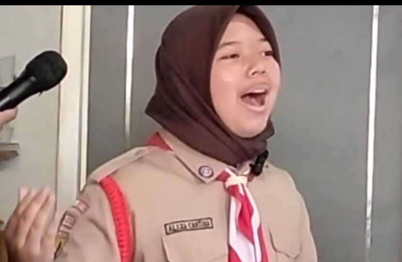 Juara 1 : Aliza Cantika Ariana, Judul Puisi: Asa Untuk Generasi Emas dari Sekolah : SMPN 2 Depok. 