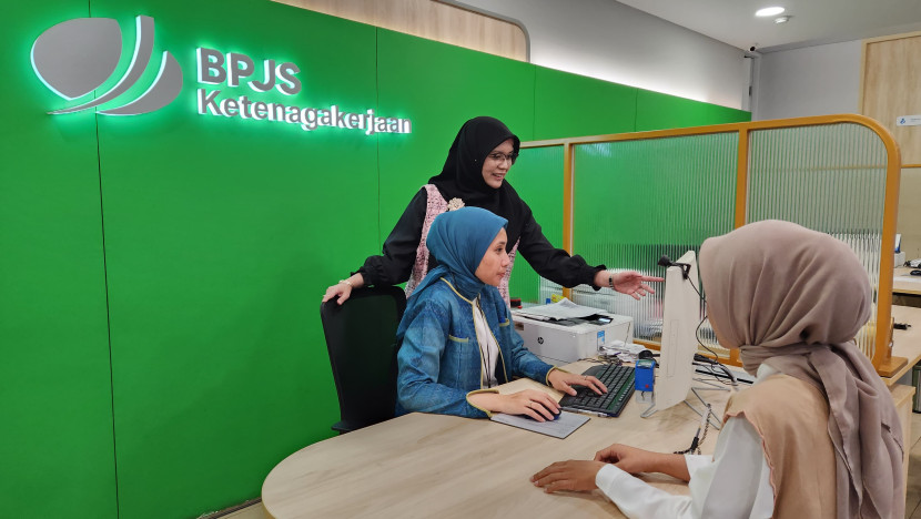 Kepala BPJS Ketenagakerjaan Kota Depok, Novarina Azli (berdiri) (Foto: Dok BPJS Ketenagakerjaan Kota Depok)