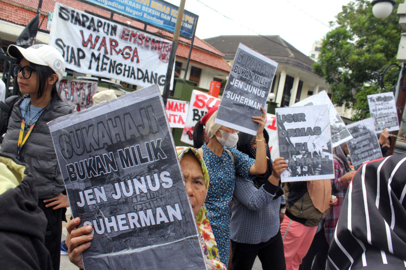Puluhan warga Sukahaji dan mahasiswa menggelar aksi solodaritas atas penahanan warga Sukahaji di depan Pengadilan Negeri (PN) Bandung, Kota Bandung, Selasa (11/11/2025). Foto: Edi Yusuf