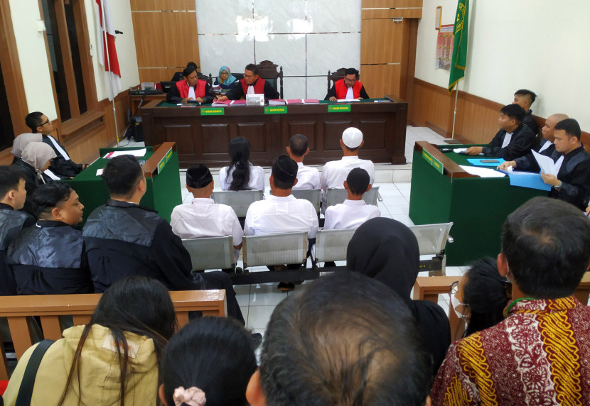 Sidang perdana enam warga terkait konflik sengketa tanah Sukahaji di depan Pengadilan Negeri (PN) Bandung, Kota Bandung, Selasa (11/11/2025). Foto: Edi Yusuf