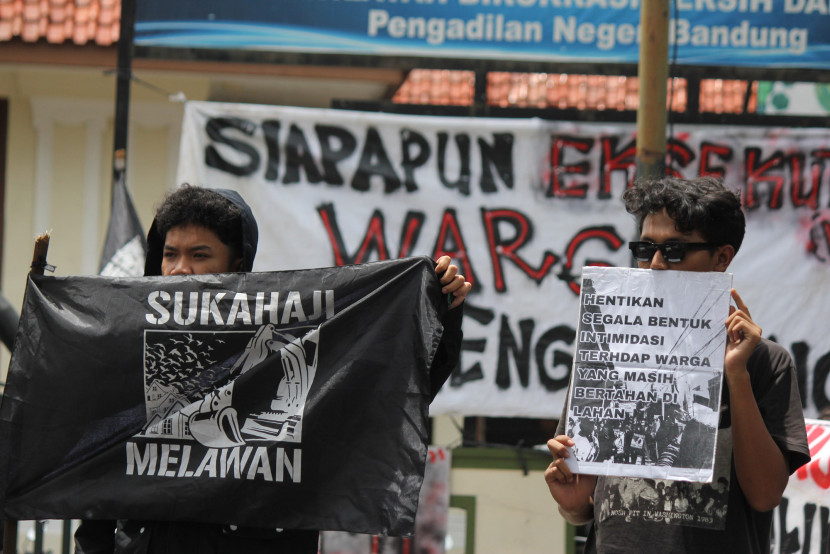 warga Sukahaji dan mahasiswa menggelar aksi solodaritas atas penahanan warga Sukahaji di depan Pengadilan Negeri (PN) Bandung, Kota Bandung, Selasa (11/11/2025). Foto: Edi Yusuf
