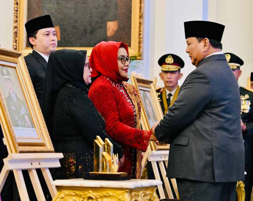 Presiden Prabowo Subianto memberikan ucapan selamat kepada ahli waris keluarga Pahlawan Nasional Marsinah. (FOTO: BPMI Setpres/Laily Rachev)