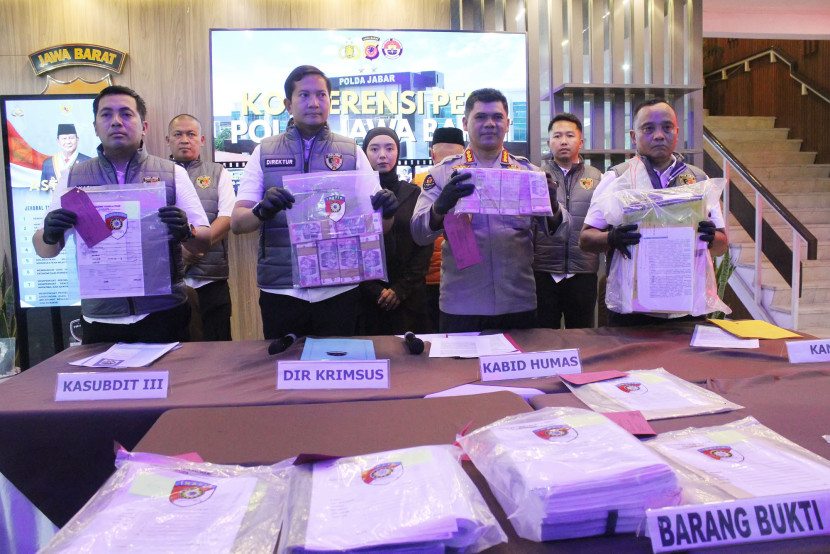 Kabid Humas Polda Jabar Kombes Pol Hendra Rochmawan dan Dir Krimsus Kombes Pol Wirdhanto Hadicaksono memperlihatkan barang bukti beserta tersangka saat rilis dugaan kasus korupsi Jalan Lingkar Timur Kuningan, di Polda Jabar, Kota Bandung, Rabu (12/11/2025). Foto: Edi Yusuf