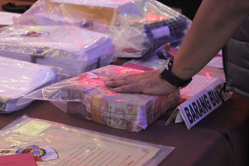 Barang bukti uang tunai saat rilis dugaan kasus korupsi Jalan Lingkar Timur Kuningan, di Polda Jabar, Kota Bandung, Rabu (12/11/2025). Foto: Edi Yusuf