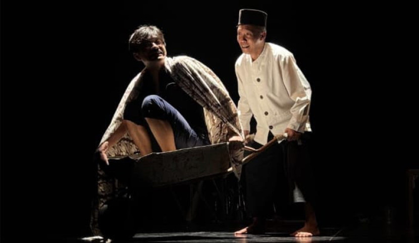 Salah satu adegan pada pentas teater kontemporer berjudul ‘Dekonstruksi Minimalis Kapai-kapai’. Foto: Istimewa