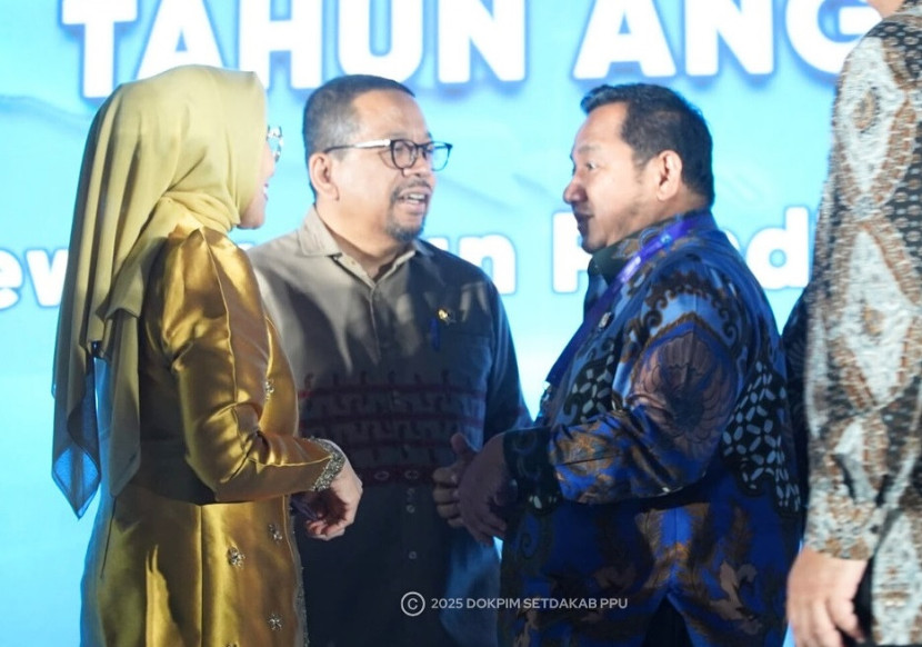 Kepala Staf Kepresidenan Qodari berbincang bersama Bupati PPU. (Setda PPU)