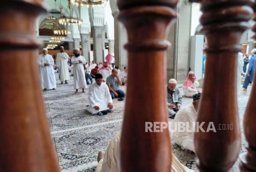 Jamaah dari berbagai negara melaksanakan sholat sunnah sambil menunggu waktu sholat Dzuhur di Masjid Quba, Madinah, Arab Saudi, Sabtu (15/7/2023). Foto: Republika/Fuji Eka Permana