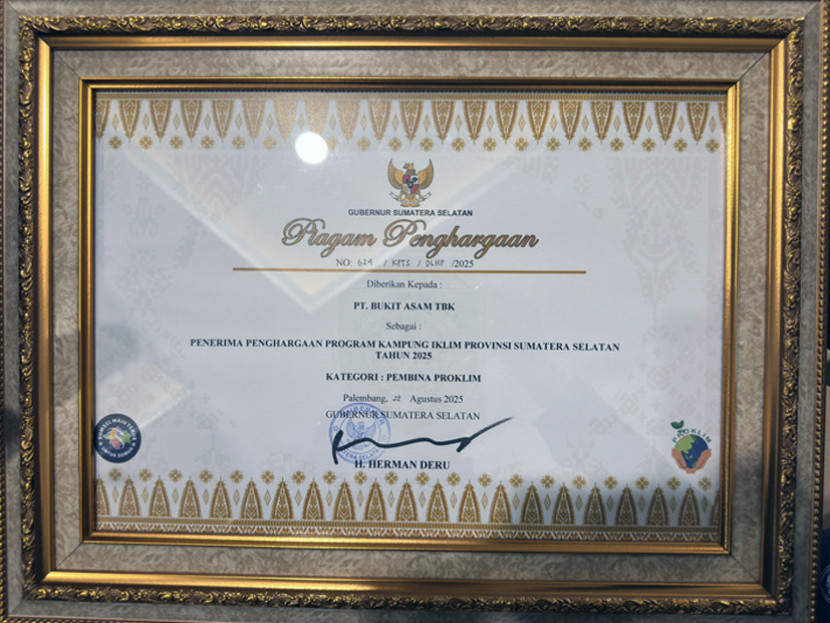 Piagan Penghargaan Kategori Pembina Desa Proklim 202. (FOTO: Humas PTBA)