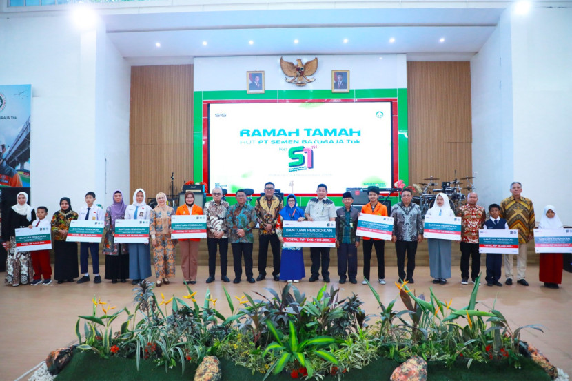 Direksi PT Semen Baturaja Tbk bersama para penerima bantuan, (FOTO: Humas SMBR)