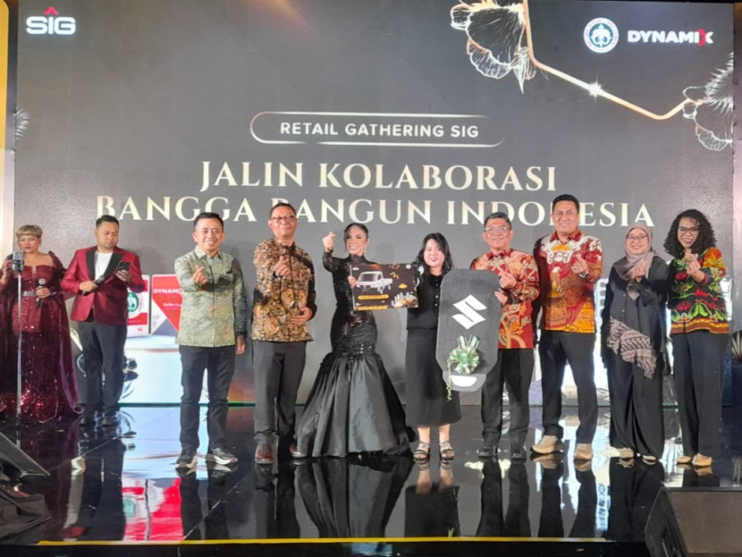 Direksi PT Semen Baturaja bersama mitra distributor di Lampung. (FOTO: Humas SMBR)