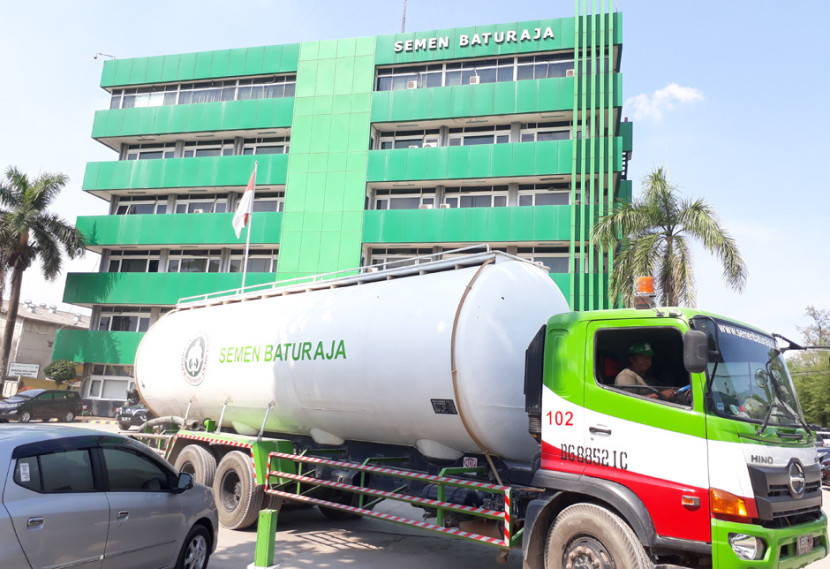 Kantor Semen Baturaja di Palembang dan truk semen curah. (FOTO: Maspril Aries)