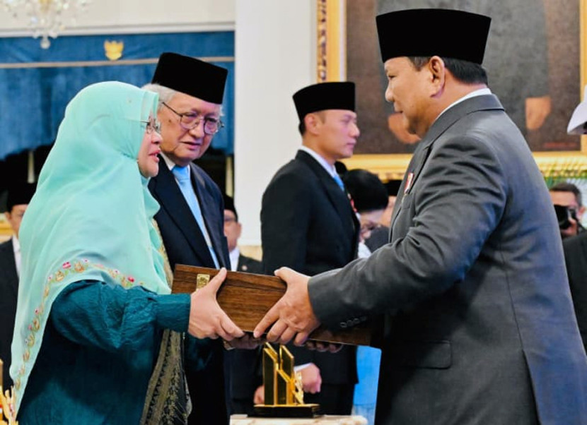 Presiden Prabowo Subianto menganugerahkan gelar Pahlawan Nasional kepada Rahmah El Yunisiyyah yang diterima ahli warisnya. (FOTO: BPMI Setpres/Laily Rachev)