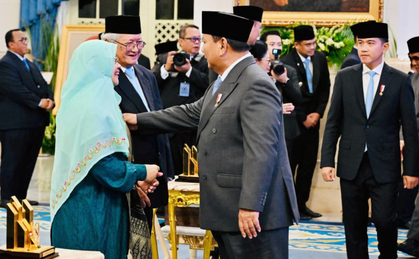 Presiden Prabowo Subianto memberi ucapan elamat kepada ahli waris Pahlawan Nasional Rahmah El Yunisiyyah dari Sumatera Barat. (FOTO: BPMI Setpres/Laily Rachev)