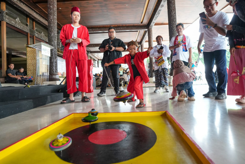 Komite Permainan Rakyat dan Olahraga Tradisional Indonesia (KPOTI) menghadirkan Teras Main Indonesia, festival permainan rakyat dan olahraga tradisional, yang digelar di Selasar Gedung Sasono Utomo, Taman Mini Indonesia Indah, Jakarta, Sabtu (15/11/2025). (Foto: Istimewa)